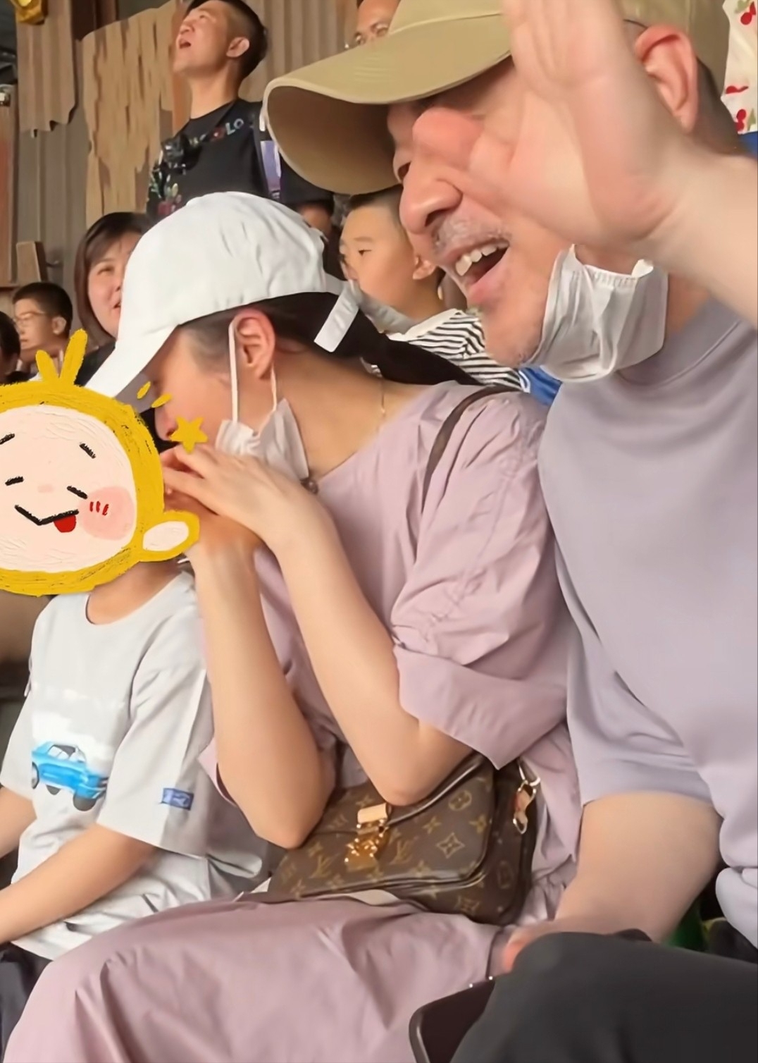 50岁蒋勤勤带娃出游，挽陈建斌胳膊超黏人，背2万包状态碾压老公