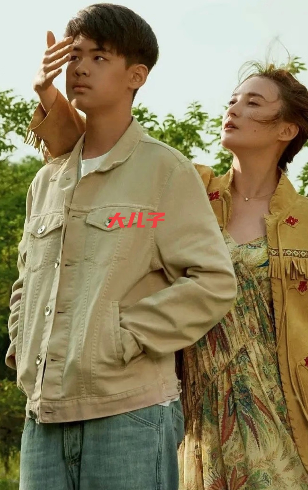 50岁蒋勤勤带娃出游，挽陈建斌胳膊超黏人，背2万包状态碾压老公