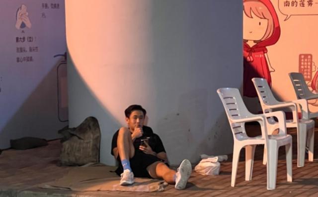 yl23455永利-深圳队凌晨露宿海口街头：戴伟浚晒出“流浪汉”照