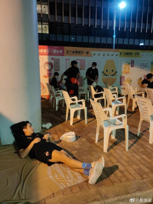 yl23455永利-深圳队凌晨露宿海口街头：戴伟浚晒出“流浪汉”照