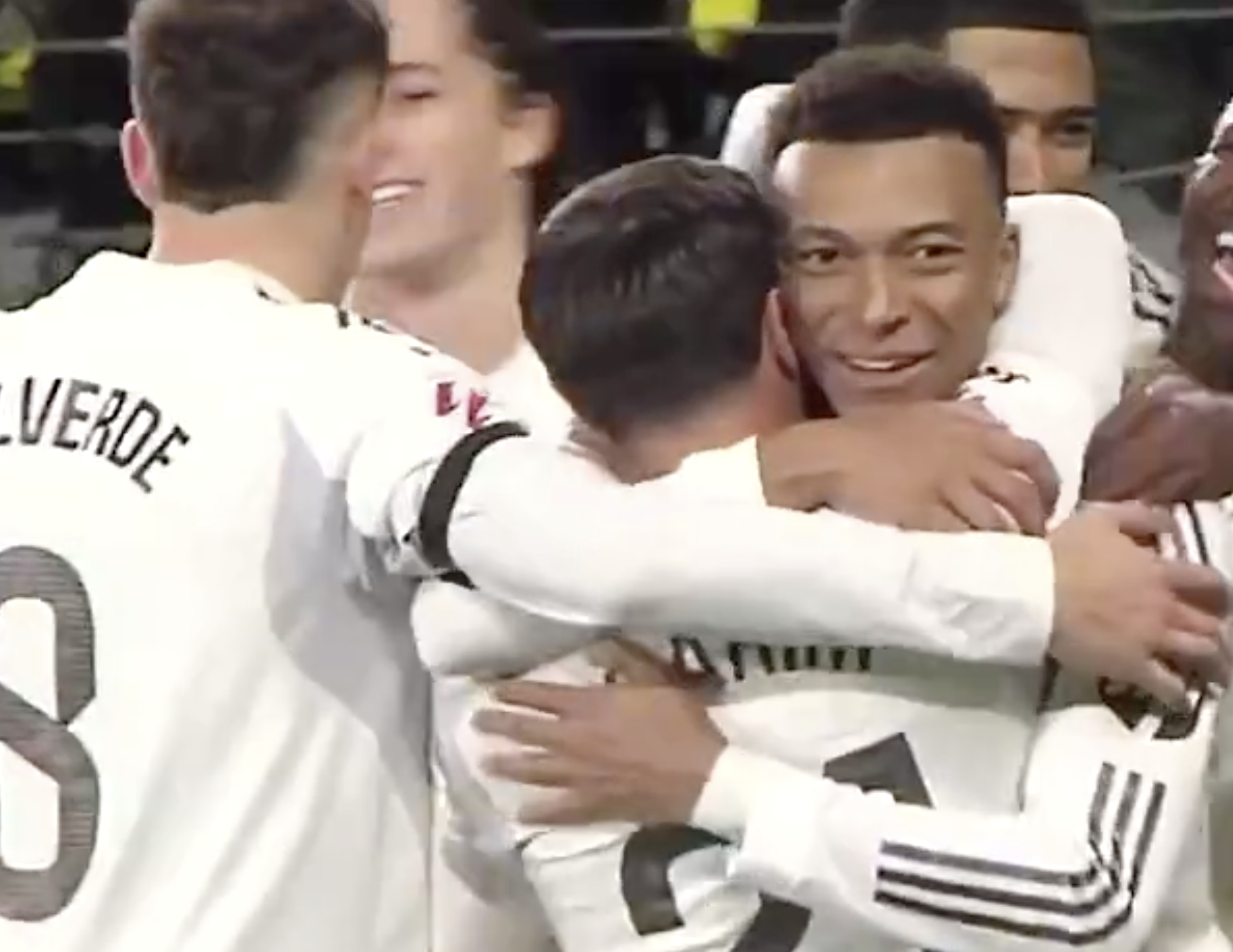 亲吻26岁兄弟！姆巴佩再秀勺子点球+感人故事曝光 皇马5连胜领跑