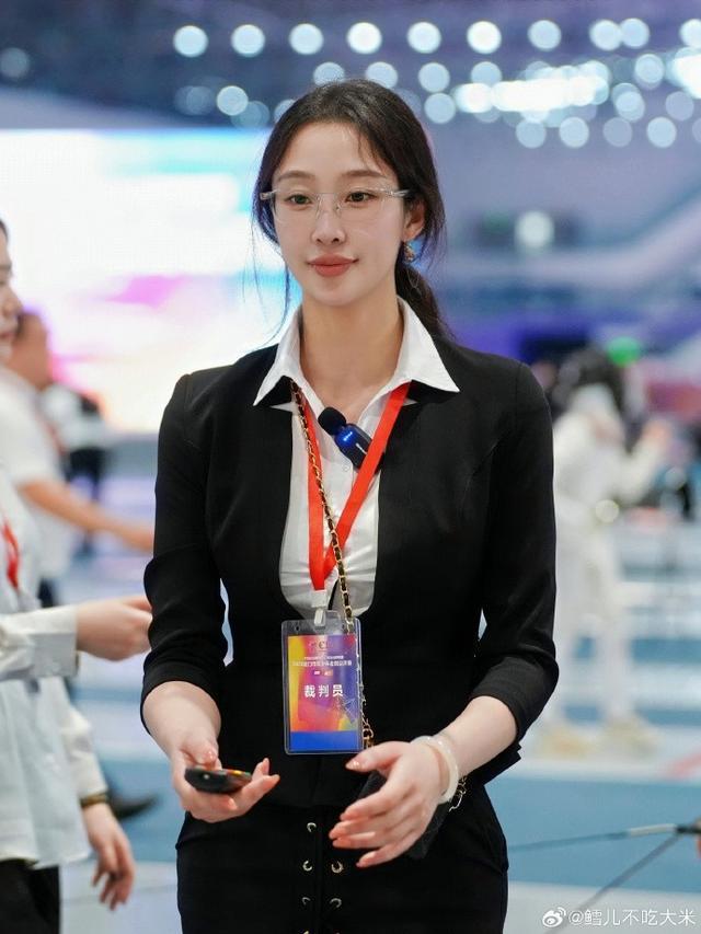 yl23455永利-网红击剑运动员秦雪执裁青少年比赛,职业装亮相长腿吸睛