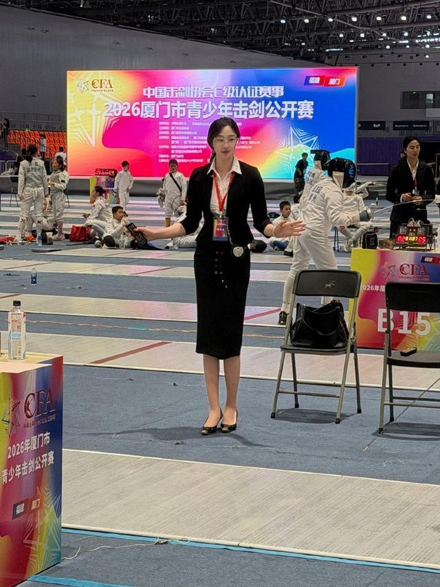 yl23455永利-网红击剑运动员秦雪执裁青少年比赛,职业装亮相长腿吸睛