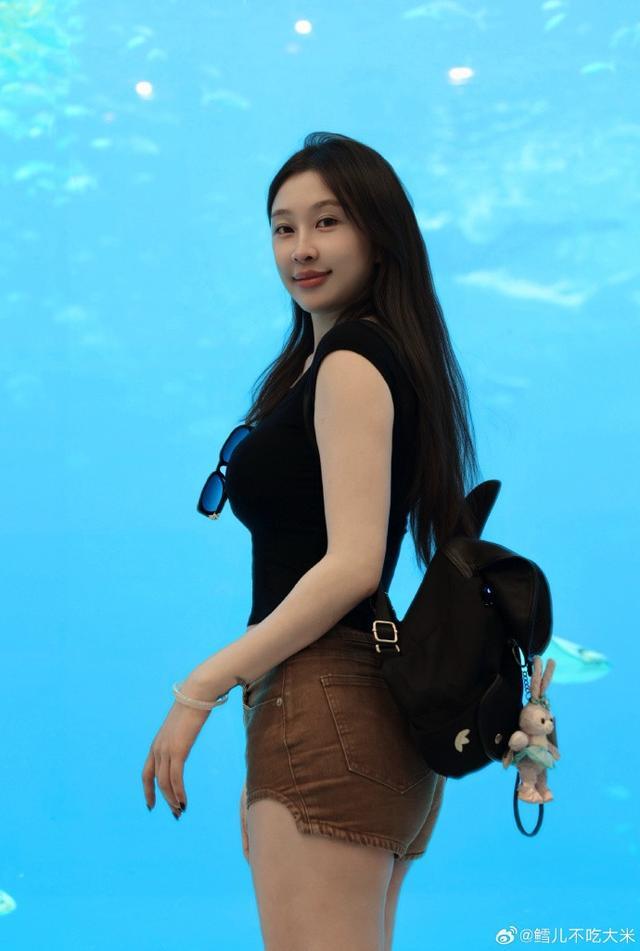 yl23455永利-网红击剑运动员秦雪执裁青少年比赛,职业装亮相长腿吸睛